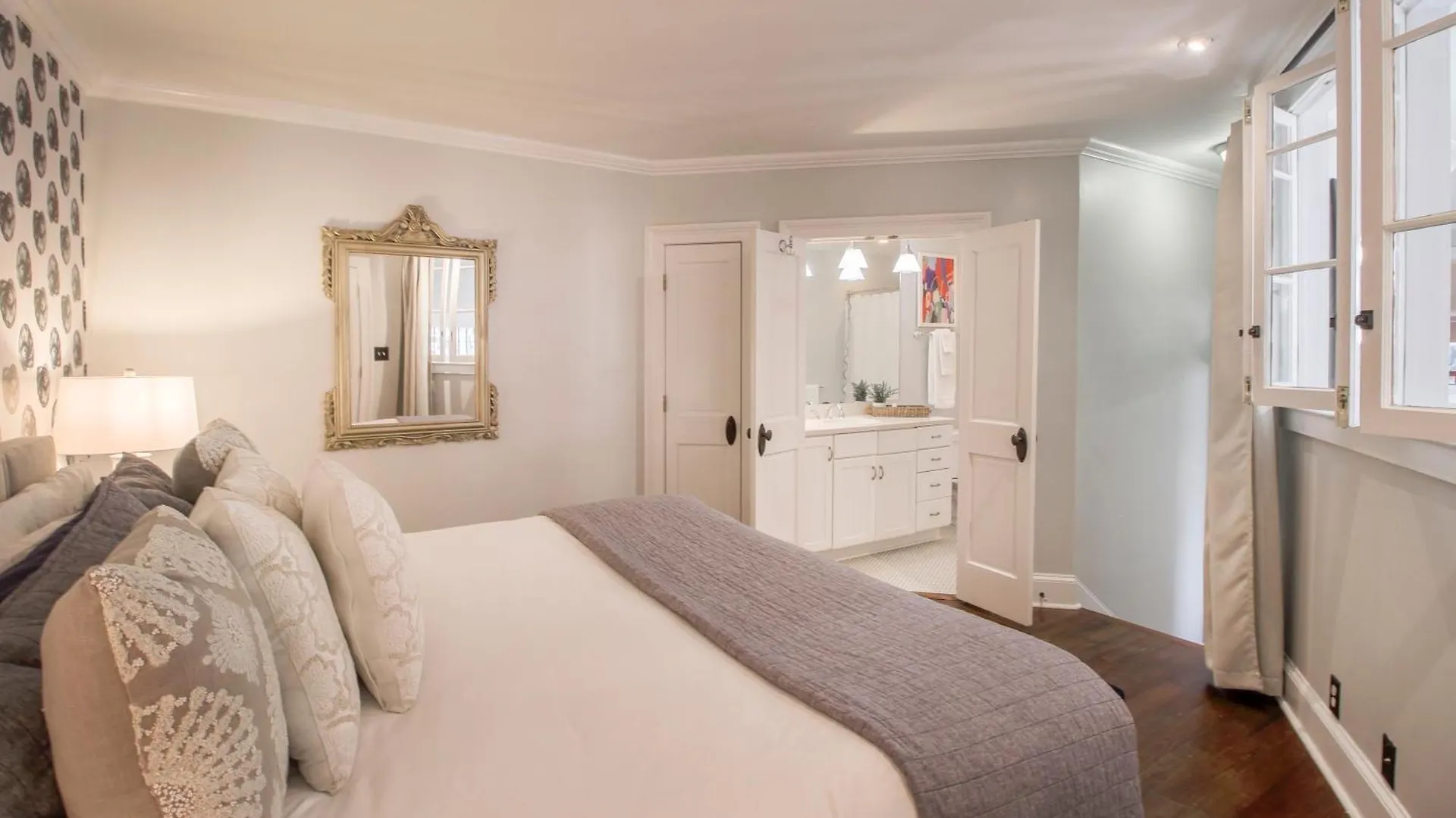 Apartment Walk To It All In Downtown, Double King Beds Savannah