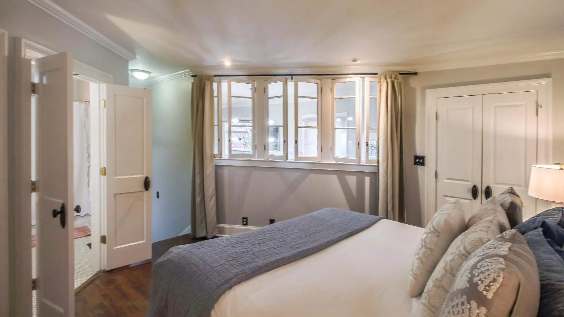 Walk To It All In Downtown, Double King Beds Savannah 0*,