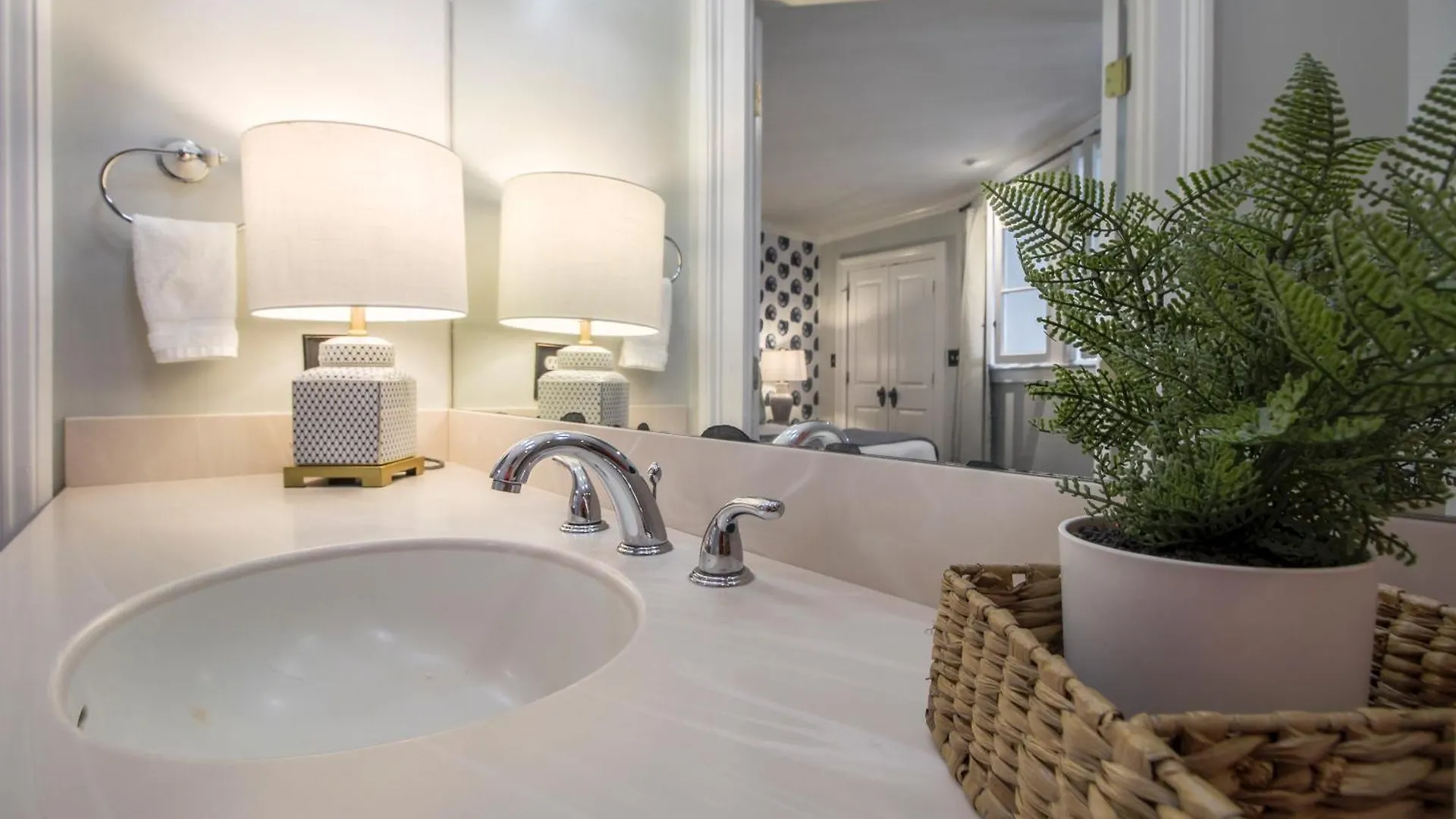 Apartment Walk To It All In Downtown, Double King Beds Savannah
