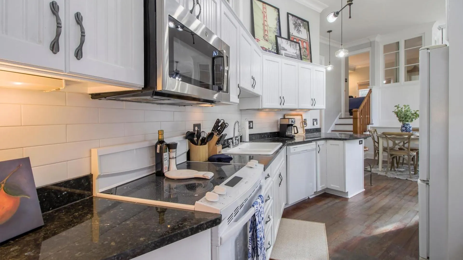 Walk To It All In Downtown, Double King Beds Savannah Apartment