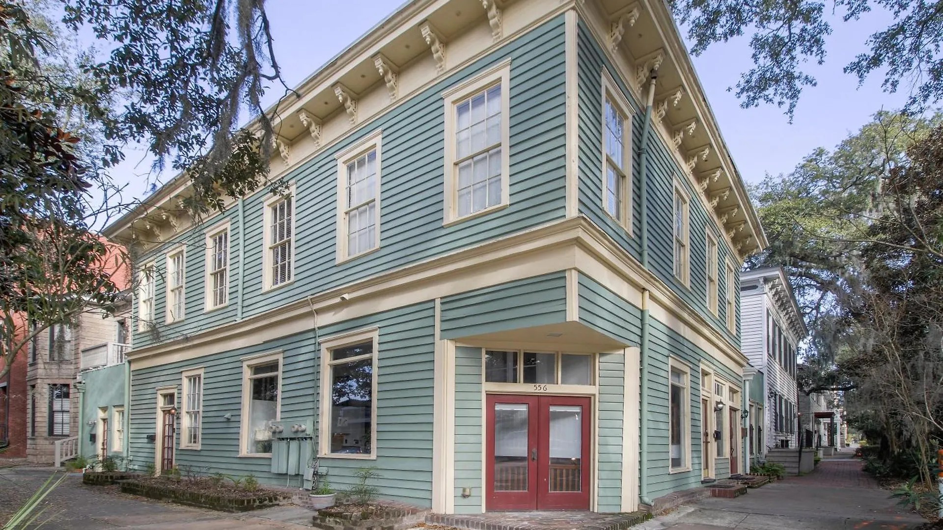 Walk To It All In Downtown, Double King Beds Savannah Apartment